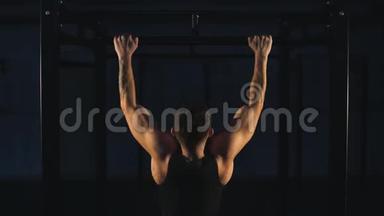 肌肉发达的健美运动员在健身房做仰卧起坐。 健身男子增加拿铁肌肉。